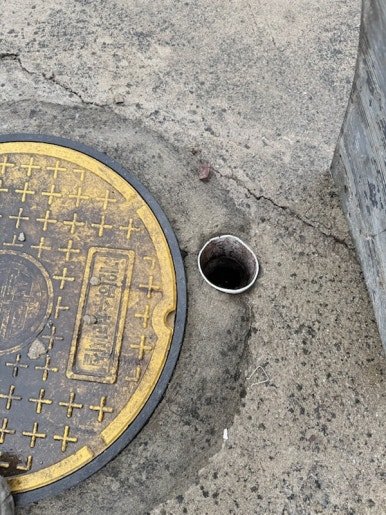 후진 차량으로 파손된 정화조 에어벤트 PVC 배관 수리 - 광주광역시 배관 시공 사진 2