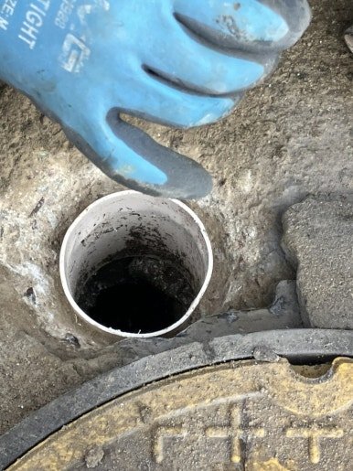 후진 차량으로 파손된 정화조 에어벤트 PVC 배관 수리 - 광주광역시 배관 시공 사진 6